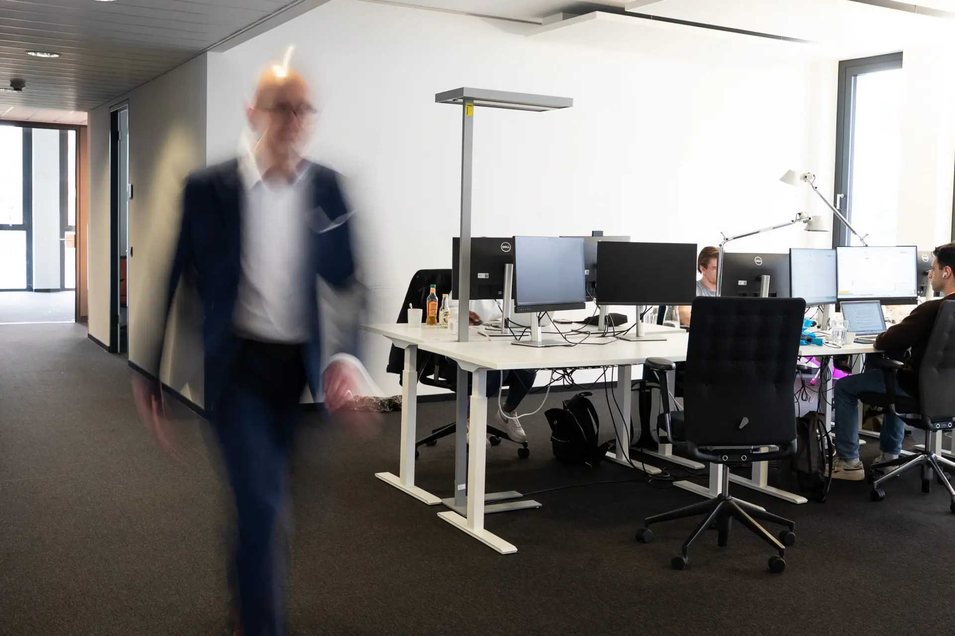 Büroraum mit verwischter Person